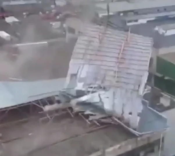 Сибирь «сдувает» ураган: сильный ветер сносит деревья, крыши и все остальное, что можно повалить