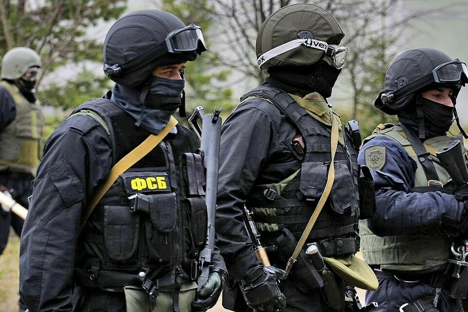 Сотрудники ФСБ задержали двух граждан России, причастных к корректировке огня ВСУ по Донецку