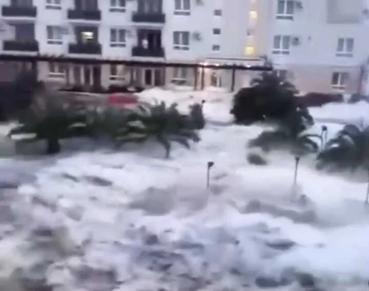 Огромные волны на побережье в Сочи прорываются к отелям и затапливают их территорию