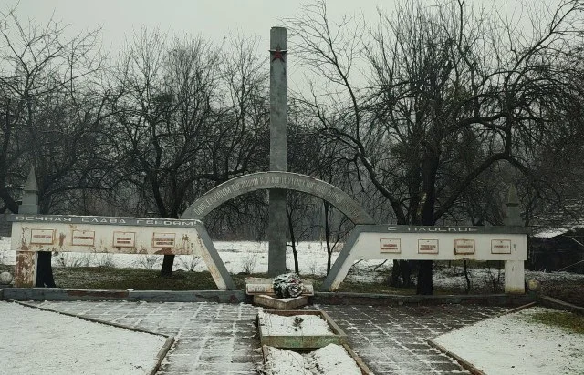 Нацисты в ужасе: в Закарпатье несут цветы к монументу героям Великой Отечественной войны
