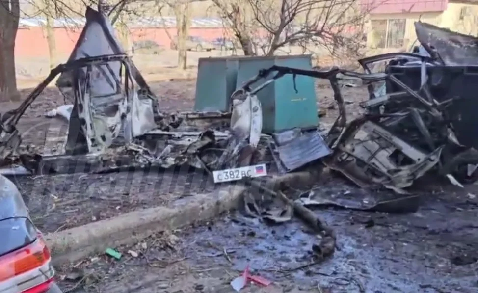 Украинская армия обстреляла жилой двор в Донецке — осколки изрешетили машины и фасад многоквартирного дома