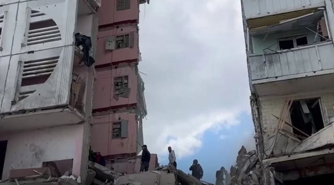 12.05.2024 ВСУ нанесли ракетный удар по Белгороду: прямое попадание в многоэтажное здание. Сложился подъезд